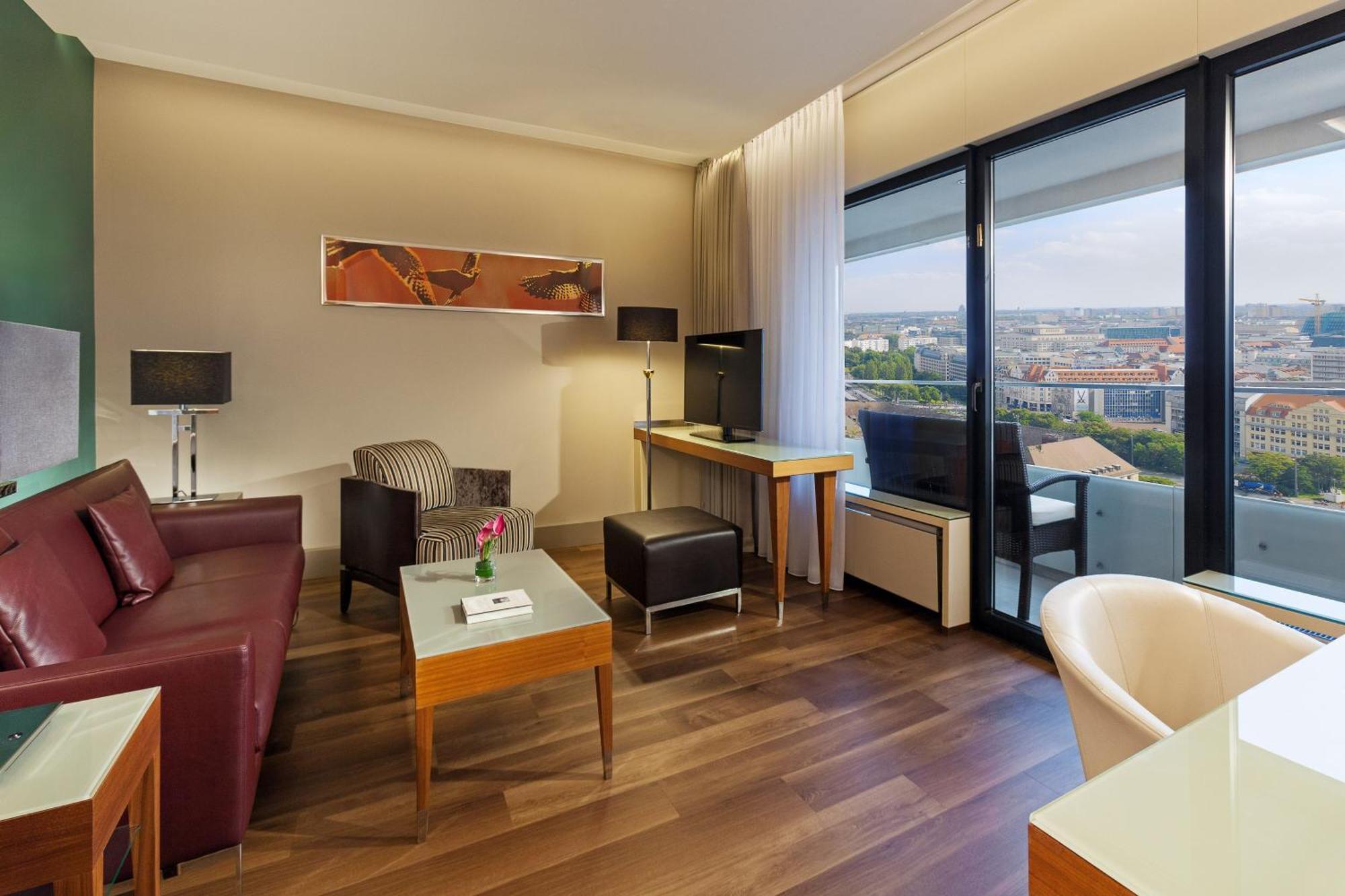 Deluxe Suite mit 1 Schlafzimmer mit Kingsize-Bett, Stadtblick und Balkon